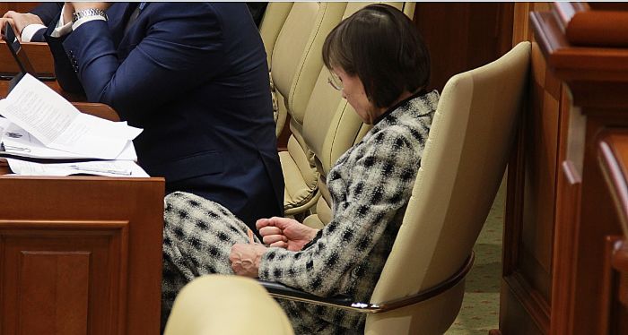 Corina Fusu își făcea unghiile la ședința Parlamentului de ieri