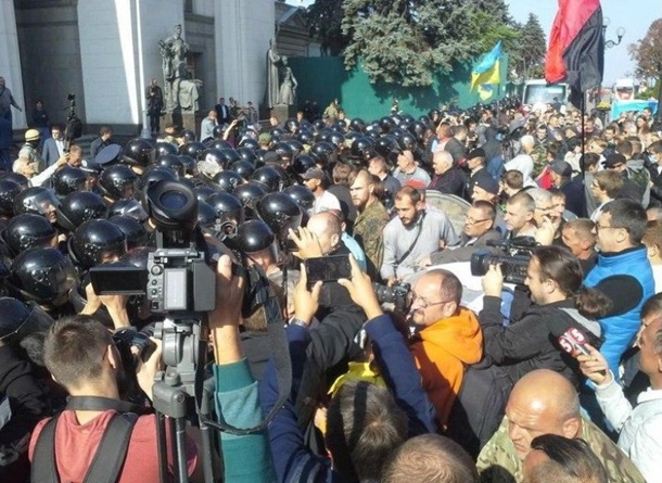 В Киеве у Верховной Рады столкнулись "Правый сектор" и Нацгвардия