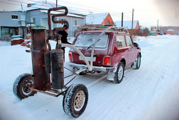 Șoferii și-au modificat mașinile ca să funcționeze pe bază de lemne