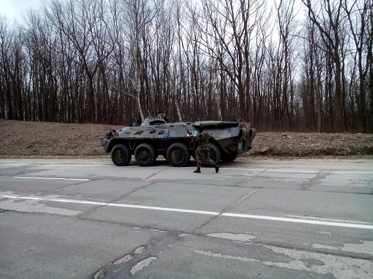 Под Кишиневом утром Нацармия перекрыла дорогу БТРами