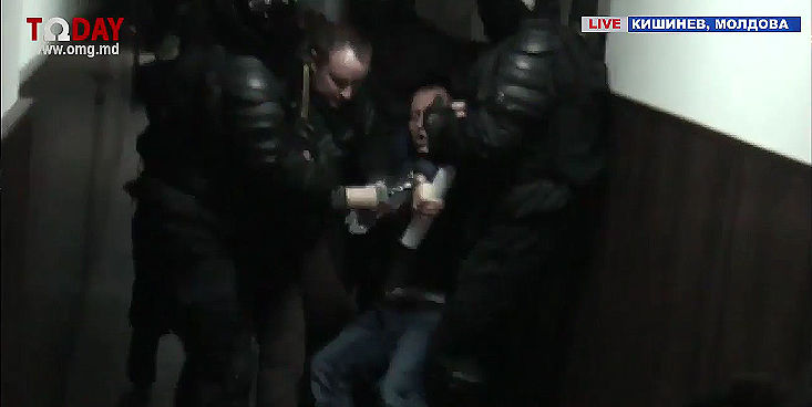 У суда на Рышкановке произошла потасовка протестующих с полицей