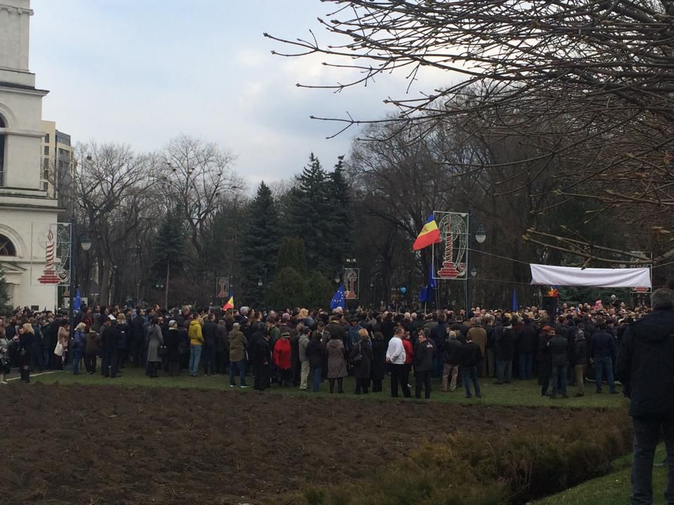 În jur de 2.000 de oameni au ieșit în stradă la protest