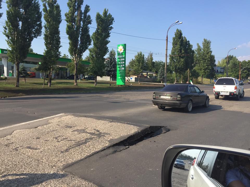 Asfalt ridicat în apropiere de Gara de Sud