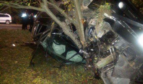 Un tănăr de 27 de ani a ajuns cu BMW-ul într-un copac
