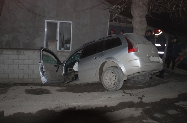 A ajuns în comă, după ce maşina în care se afla s-a izbit într-un gard