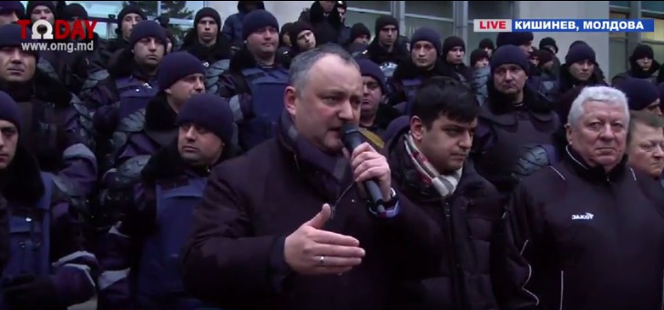 Партия социалистов пикетировали здание правительства