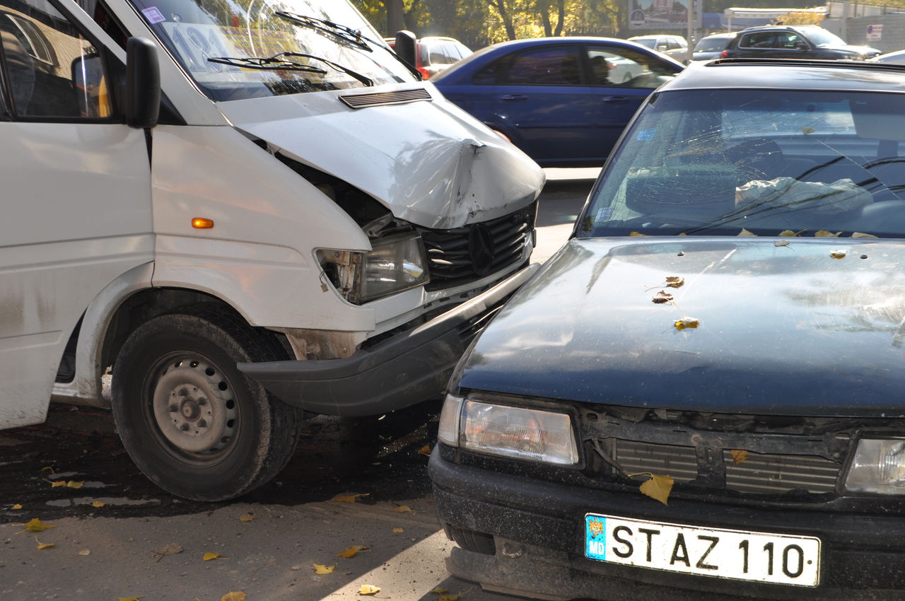 La Buiucani un microbuz cu pasageri s-a ciocnit cu un autoturism