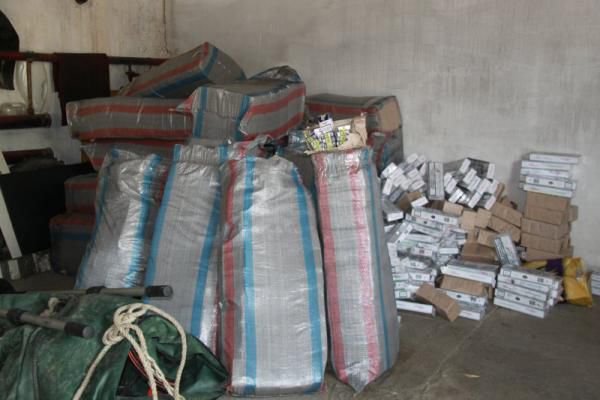 27500 de pachete cu țigări de contrabandă descoperite de oamenii legii