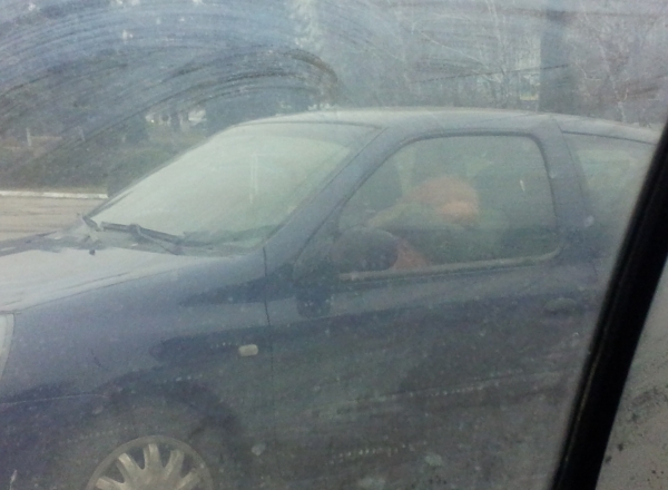 Un sofer a fost surprins in timp ce conducea cu un copil in brate
