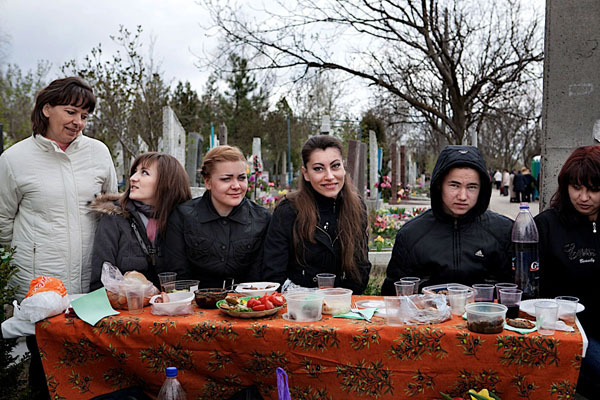 "Ланч с мёртвыми": поминовение усопших в Молдове глазами итальянца