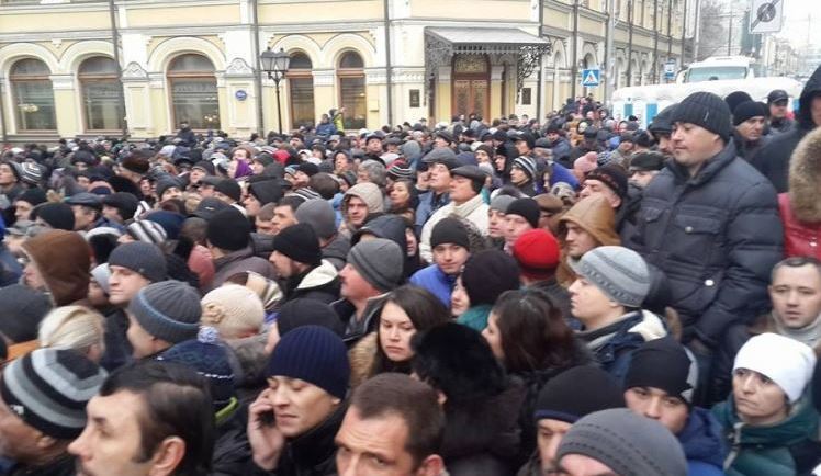 На избирательных участках в Москве порядок наводит спецназ