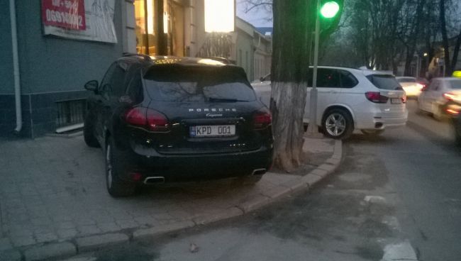 Un șofer și-a parcat mașina chiar pe trecerea de pietoni