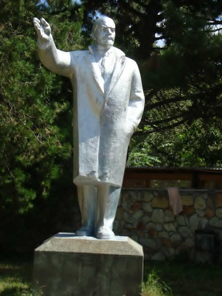 В Единцах памятник Ленину изукрасили в цвета триколора
