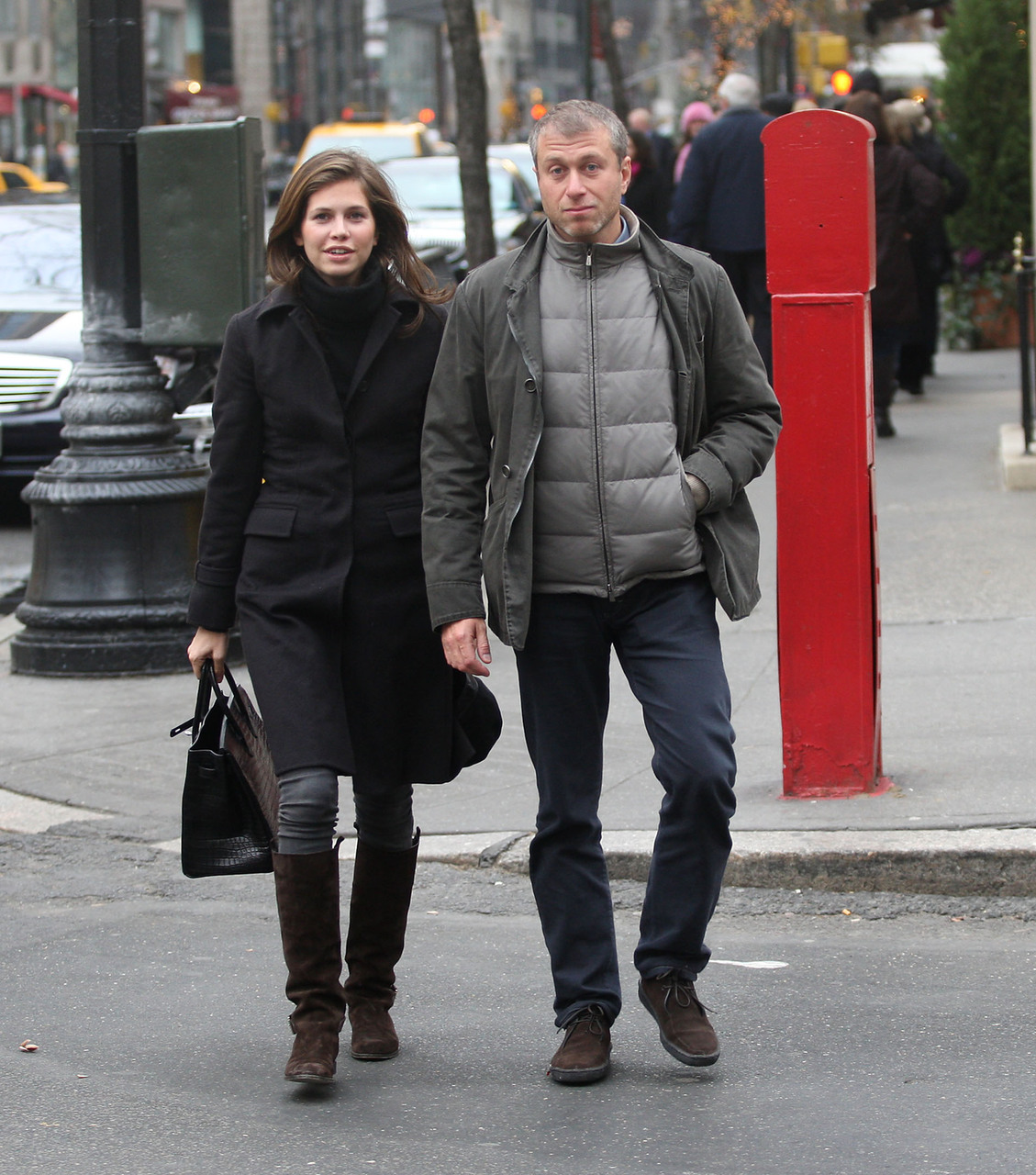 Абрамович бросил возлюбленную и детей ради балерины