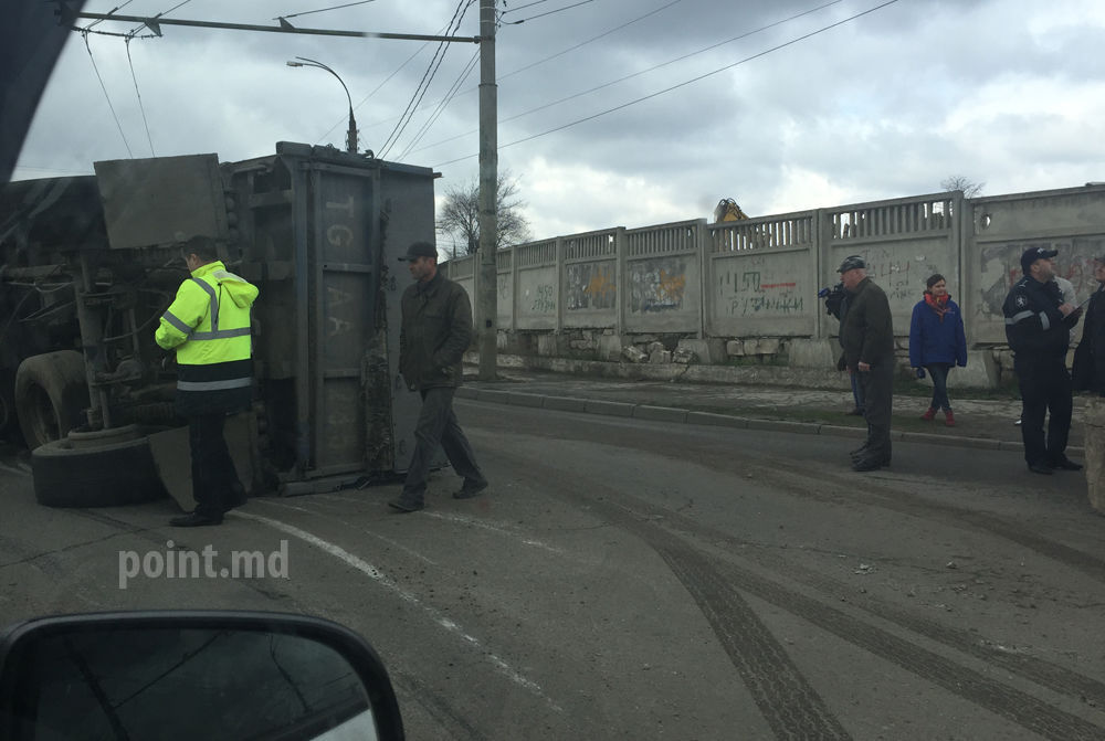 Un camion plin cu plăci din beton armat  s-a răsturnat în Chișinau