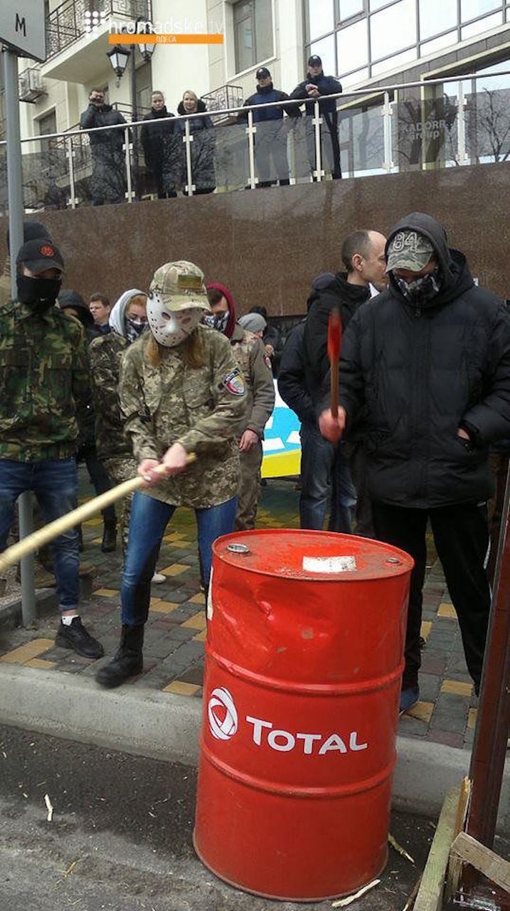 В Одессе атаковали консульство России