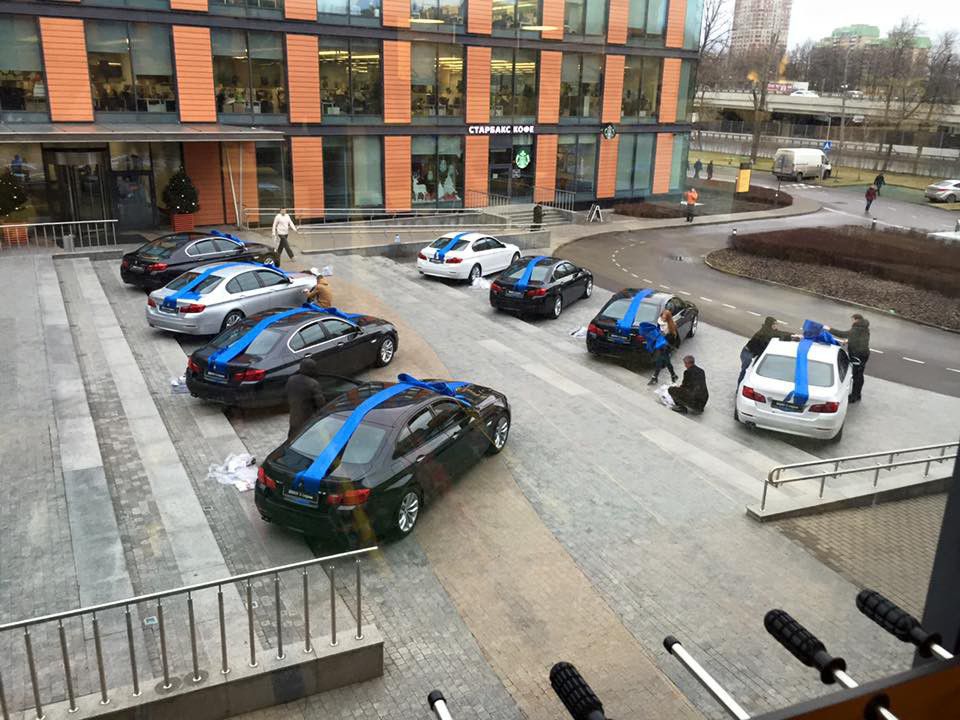 Олег Тиньков подарил автомобили BMW 5 серии восьми первым сотрудникам своего банка