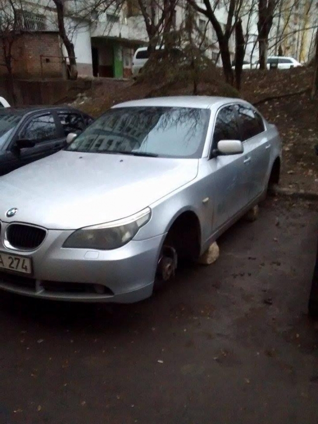 В Кишиневе с двух авто сняли колеса