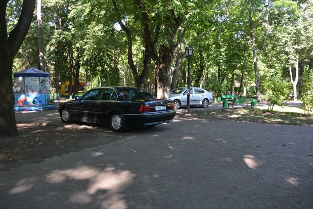 Un BMW cu numere guvernamentale, parcat chiar pe aleea din Parcul Central. Cui i-ar aparține mașina