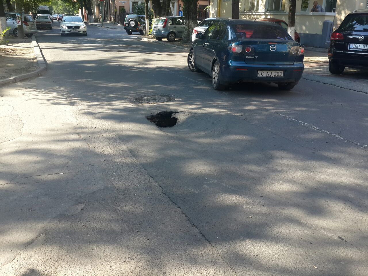 Pericol pentru șoferi pe o stradă din Capitală