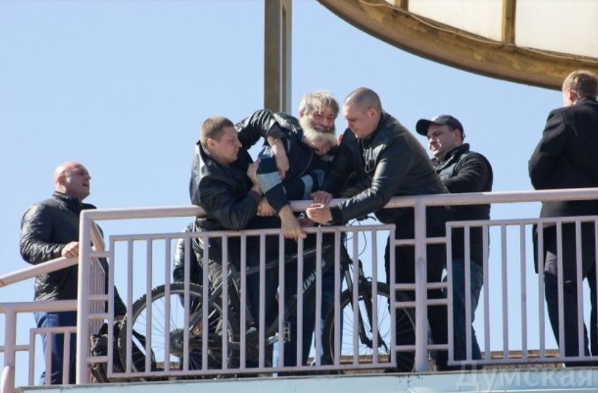 Охрана Порошенко скрутила одесского журналиста, который не аккредитовался на встречу