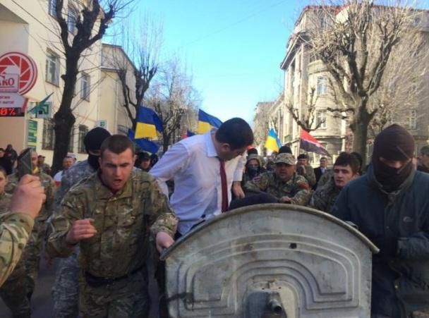 Главу управления юстиции в Ивано-Франковске бросили в мусорный бак и облили зеленкой
