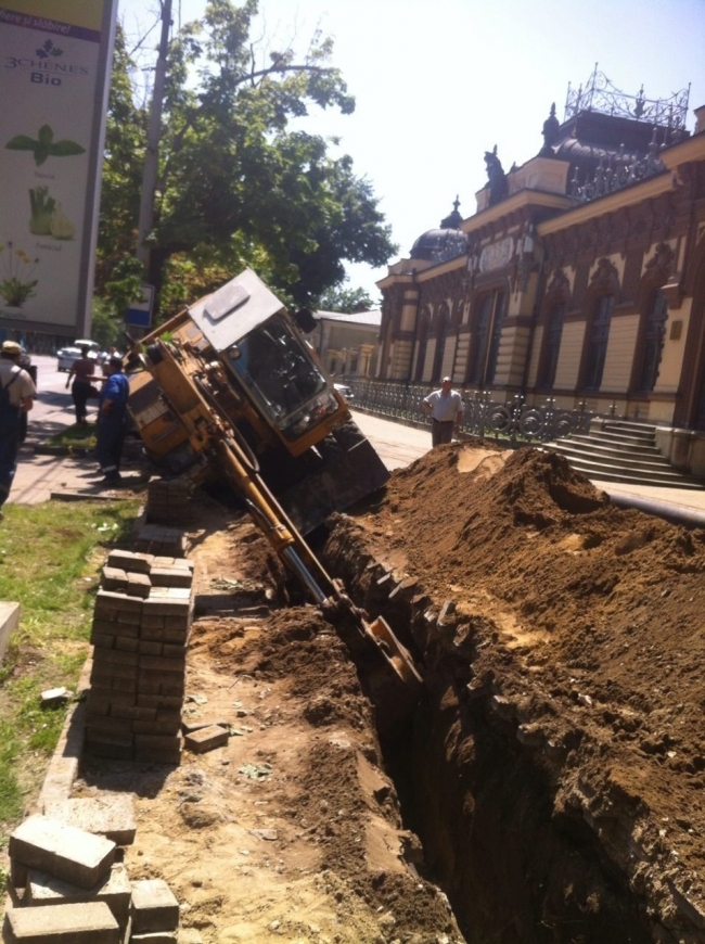 В центре Кишинева экскаватор провалился в яму