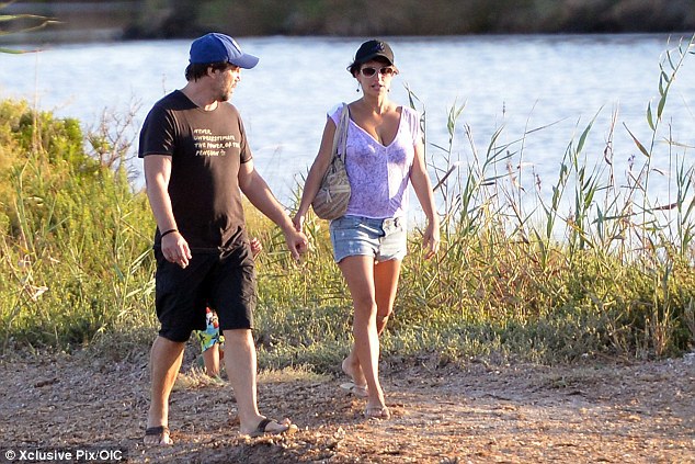Penelope Cruz, topless pe plajă, la două luni după ce a născut