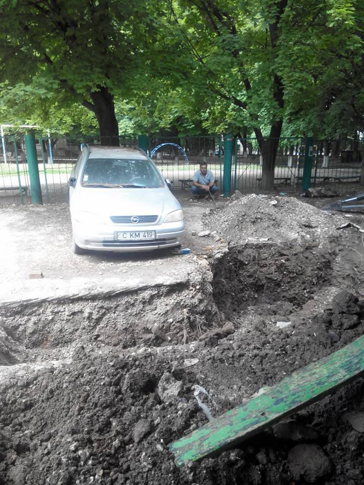 Botanica: Au săpat o groapă, blocând astfel o masină parcată