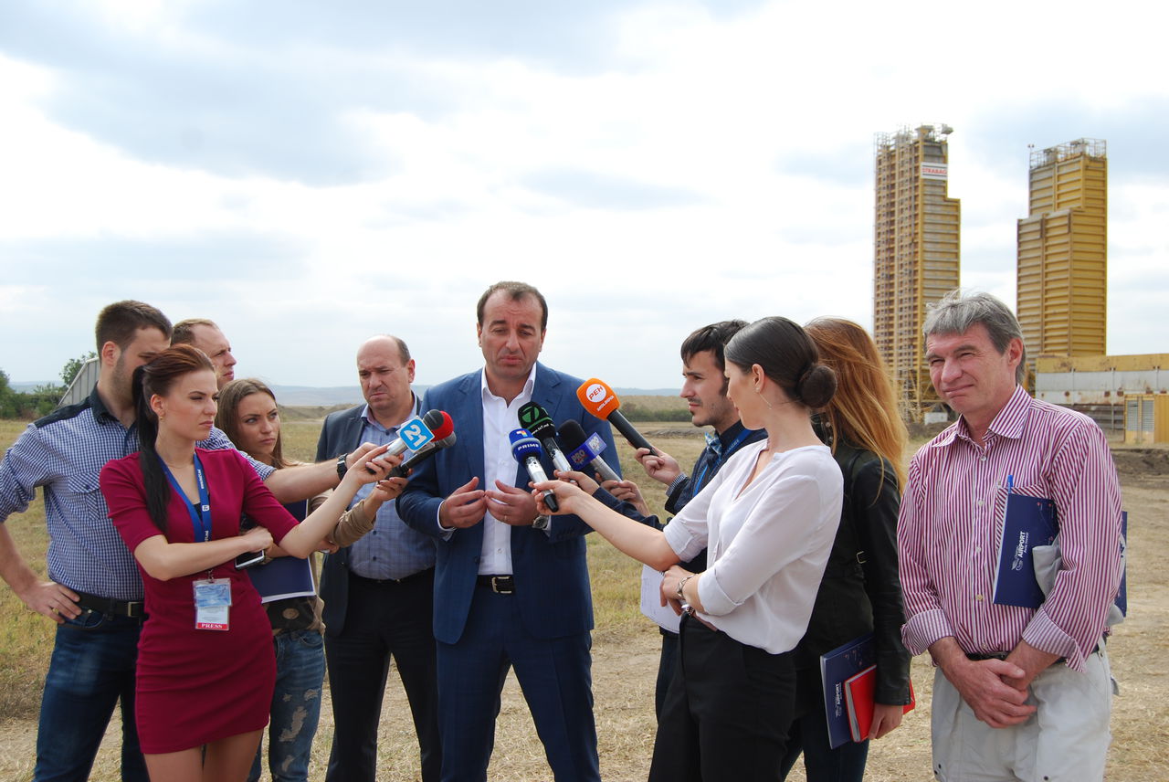 На территории аэропорта открыт завод по производству бетона