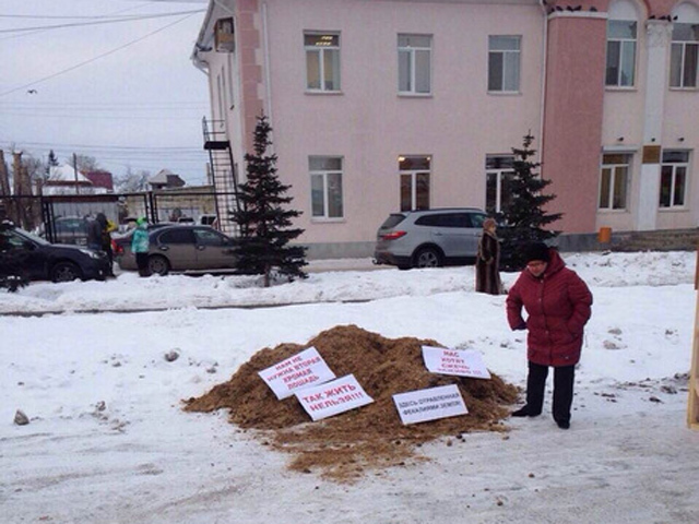 Жители уральского городка завалили мэрию навозом, протестуя против "картонных" домов