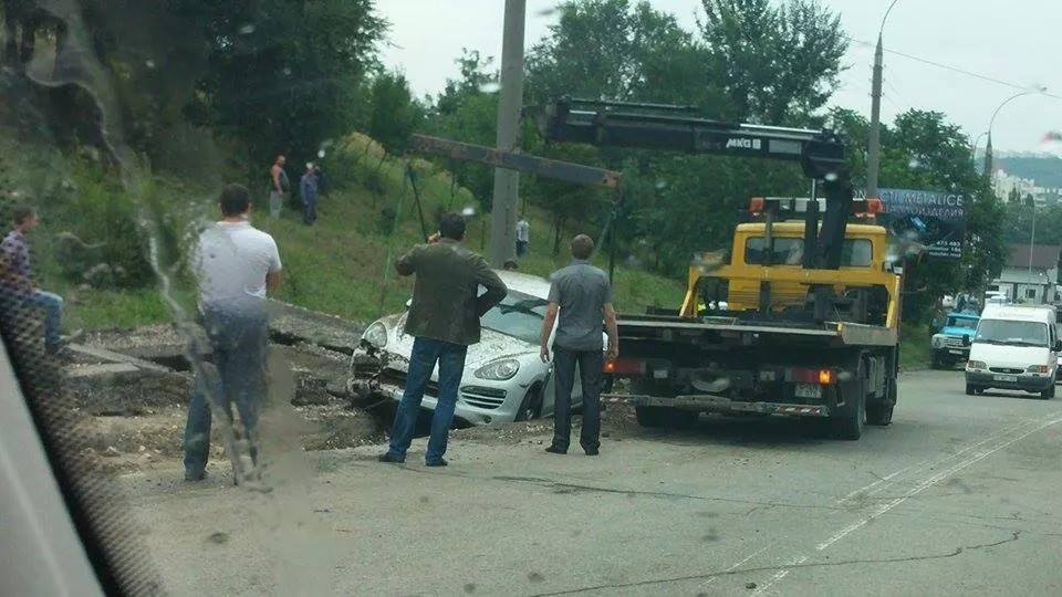 В Кишиневе девушка на Porsche угодила в кювет
