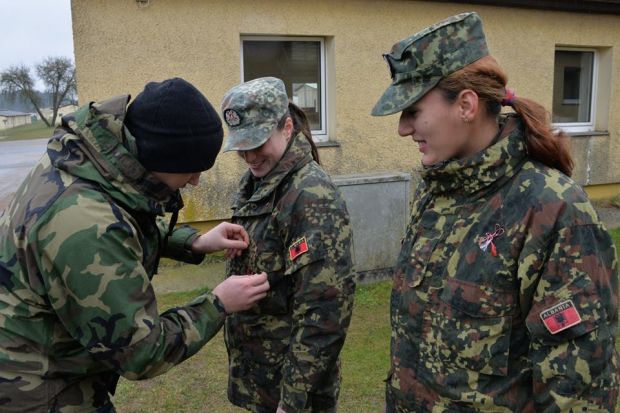 Militarii moldoveni, detașați în Germania, au împărțit mărțișoare