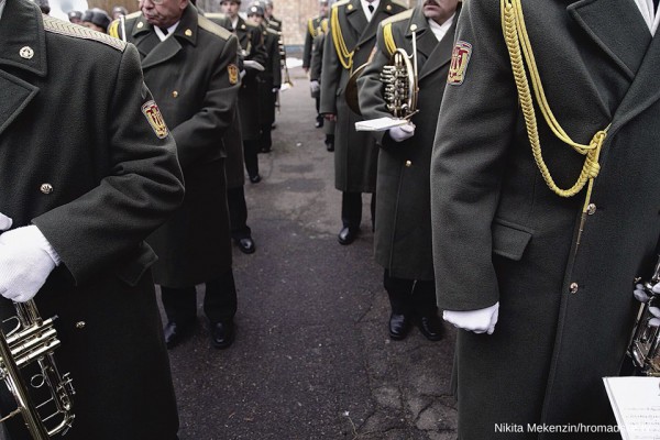 В Киеве проводили в армию мобилизованных солдат