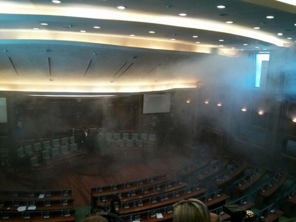 Представитель оппозиции распылила в парламенте Косово слезоточивый газ