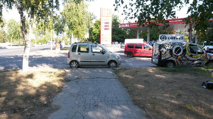 В Кишиневе водитель припарковался, создав опасность для пешеходов