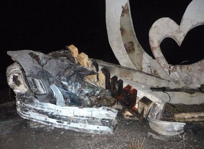 Мерседес на скорости врезался в стелу "Григориопольский район" и загорелся