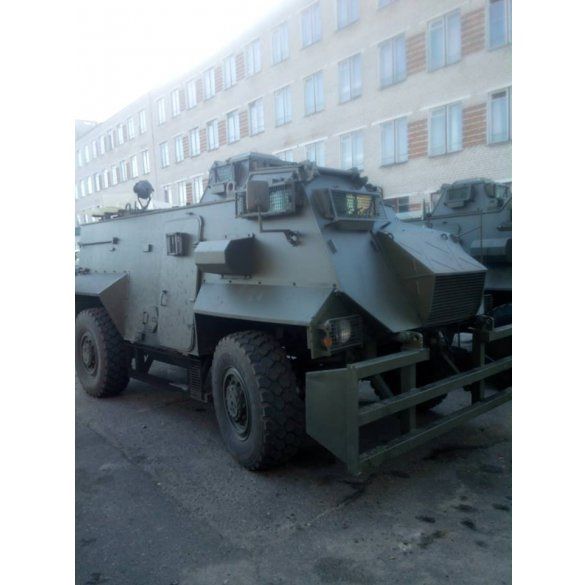 Украинские военные получили британские бронемашины Saxon