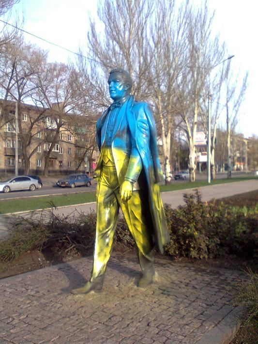 В Донецке скульптуру Иосифа Кобзона покрасили в цвета украинского флага