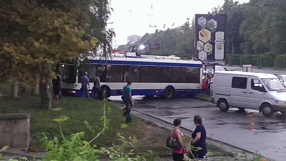 В Кишиневе троллейбус развернуло поперек проезжей части