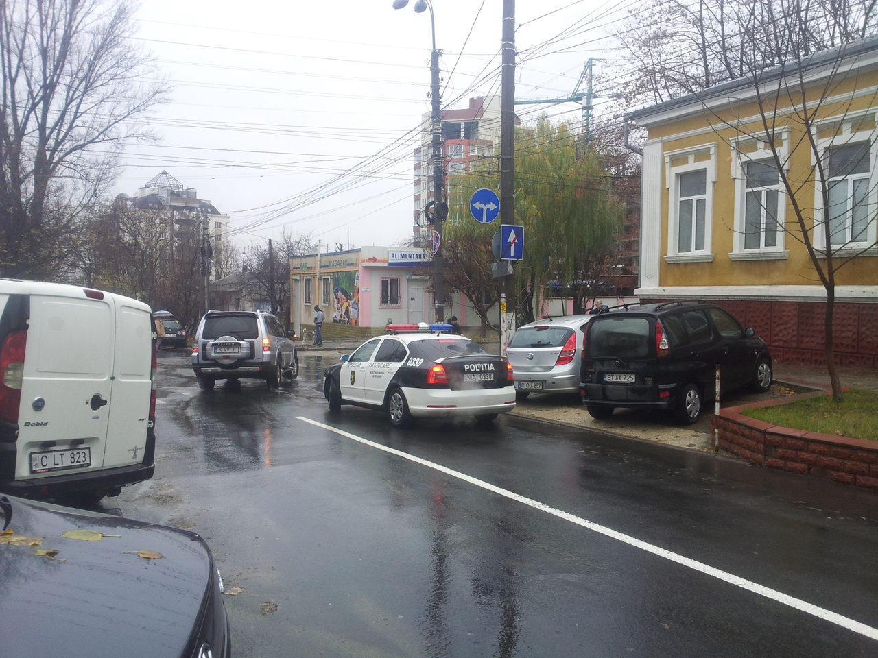 Maşină a politiei, parcată în intersecţie
