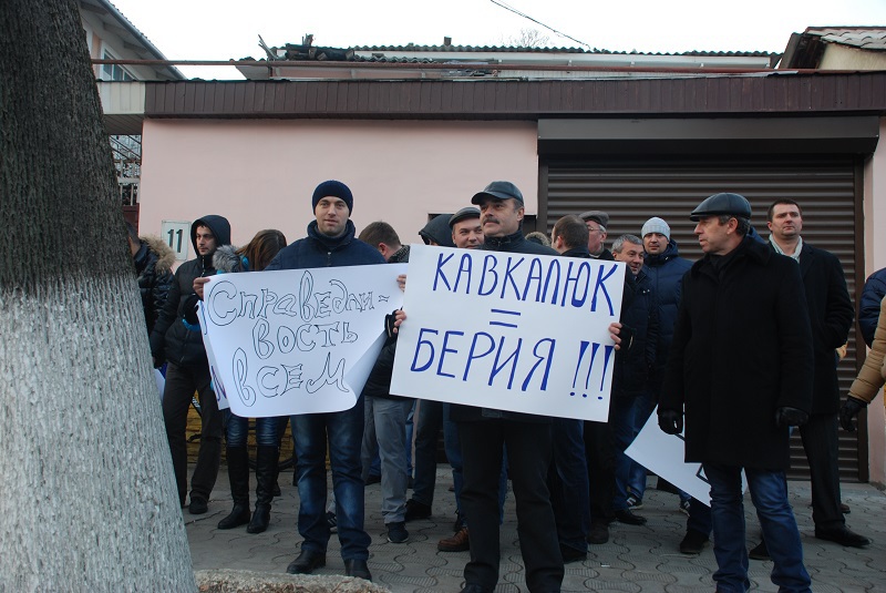 Cторонники партии Patria пикетировали кишиневский комиссариат полиции: "Коля, мы с тобой!"