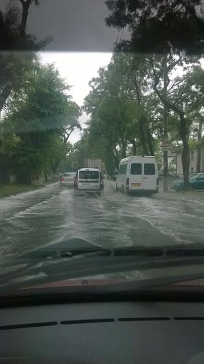Ploaia a inundat strada Docuceaev din Capitală