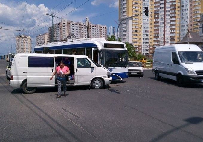 Grav accident în capitală: Un troleibuz s-a ciocnit cu un microbuz