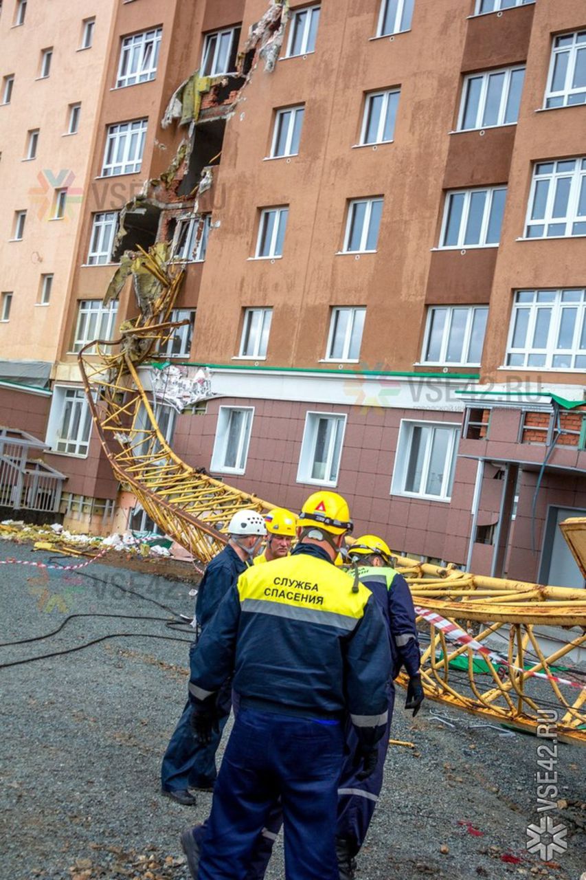 В России засняли на видео падение башенного крана