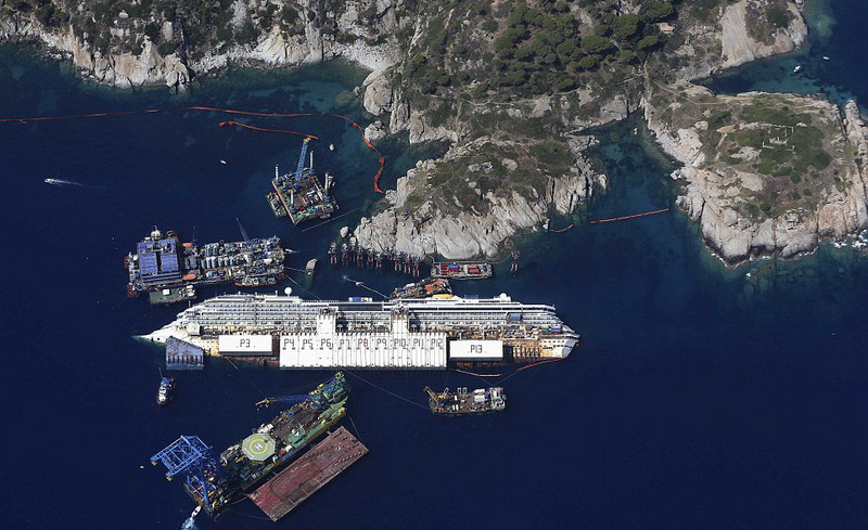 Затонувший лайнер Costa Concordia поставлен на киль