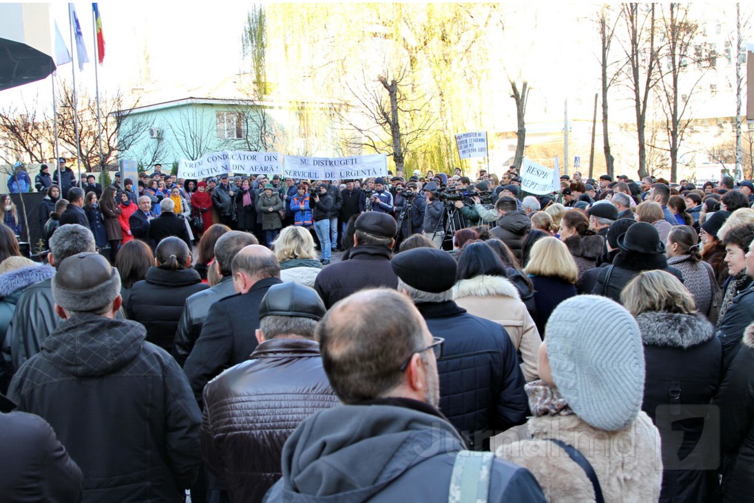 Сотни медиков протестуют против отставки директора Национального центра экстренной медицинской помощи