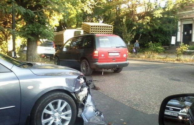 На одной из центральных улиц Симферополя в ДТП попал российский "Град"