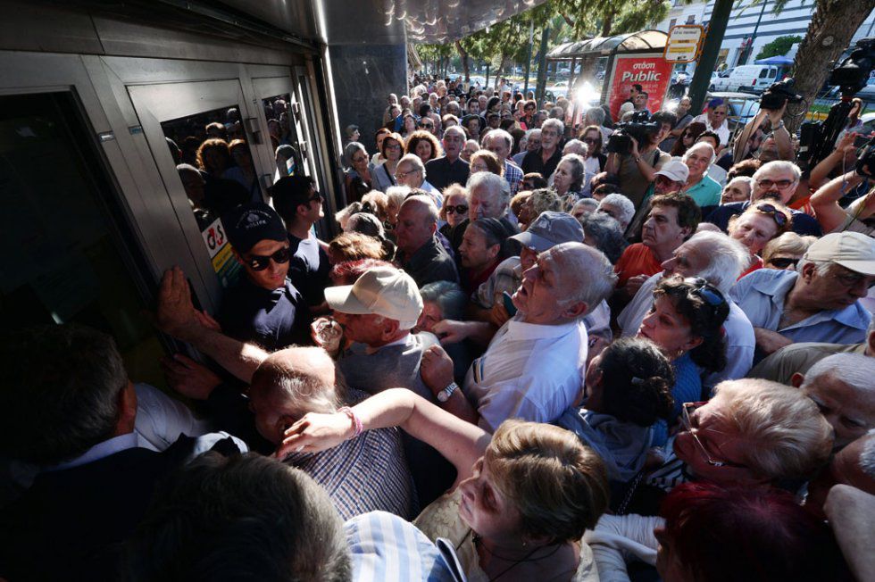 Grecia. Pensionarii disperați au luat cu asalt băncile