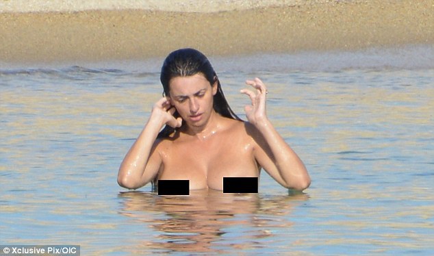 Penelope Cruz face topless pe plajă, la două luni după ce a născut